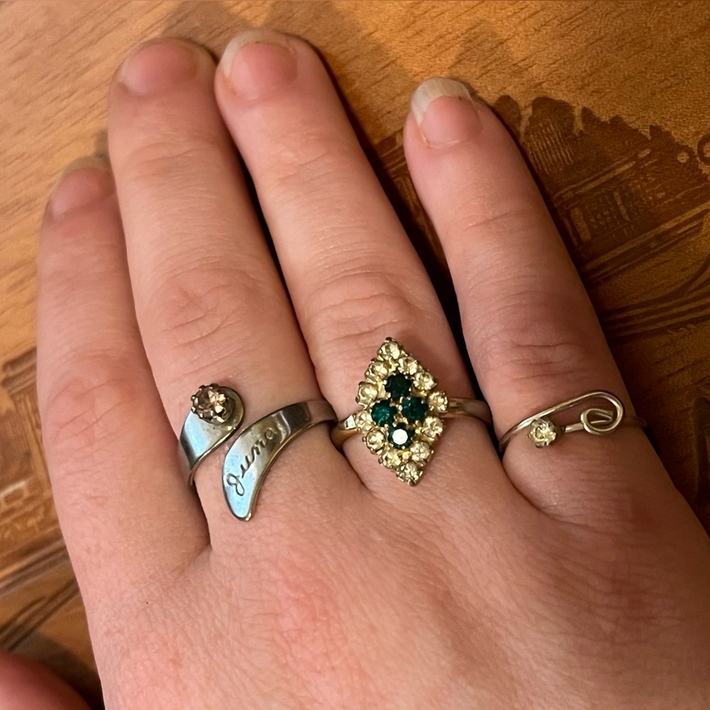 LOT OF 3 WOMEN’S RINGS.